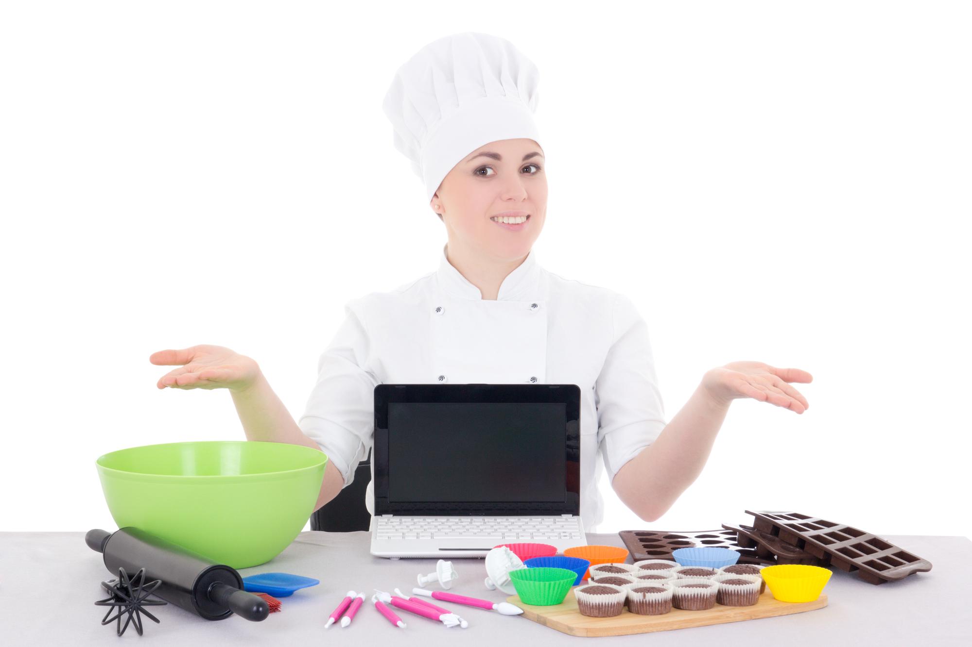 Chef che spiega una tecnica al monitor