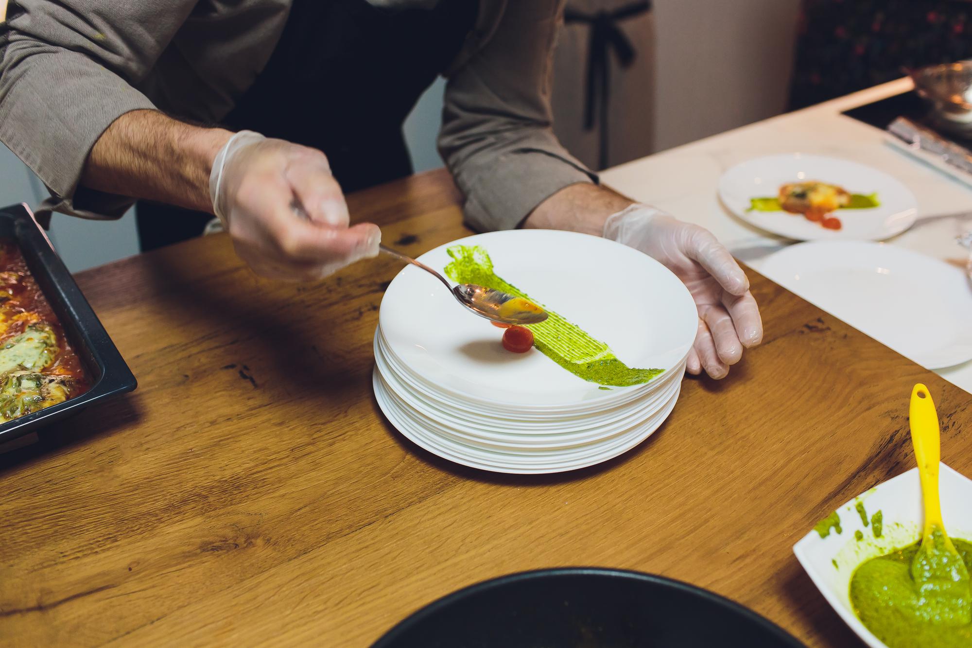 Cucina con piatto imperfetto